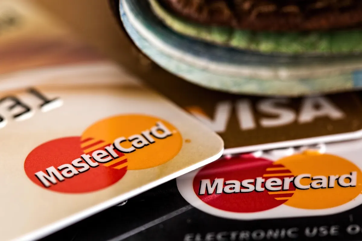 Compare UK Current Accounts for Travel: Fees, Rates and Perks